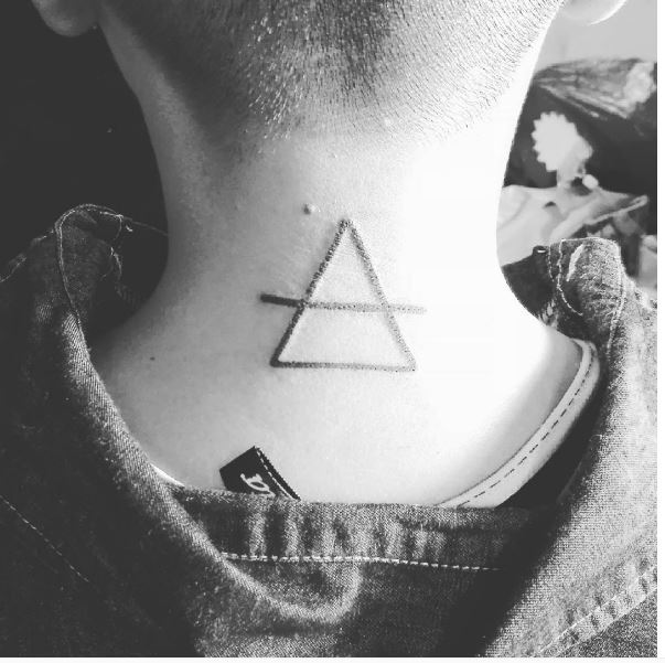 Diseño de tatuajes de glifos en la parte superior del cuello