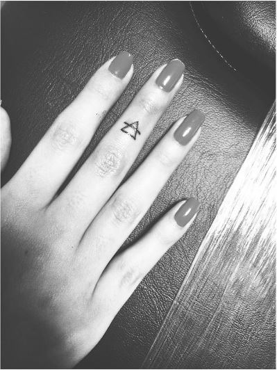 Diseño de tatuajes de glifos pequeños en los dedos medios