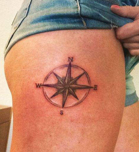 Tatuajes de brújula en el muslo