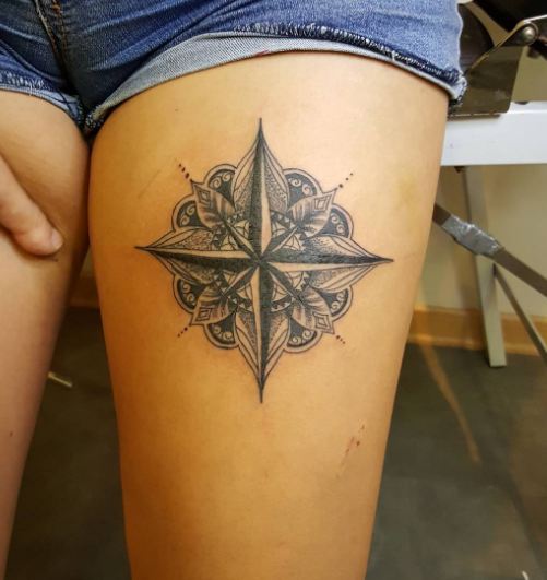 Tatuajes de brújula en el muslo