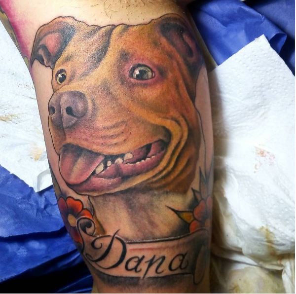 Diseño de tatuajes de perro de color marrón