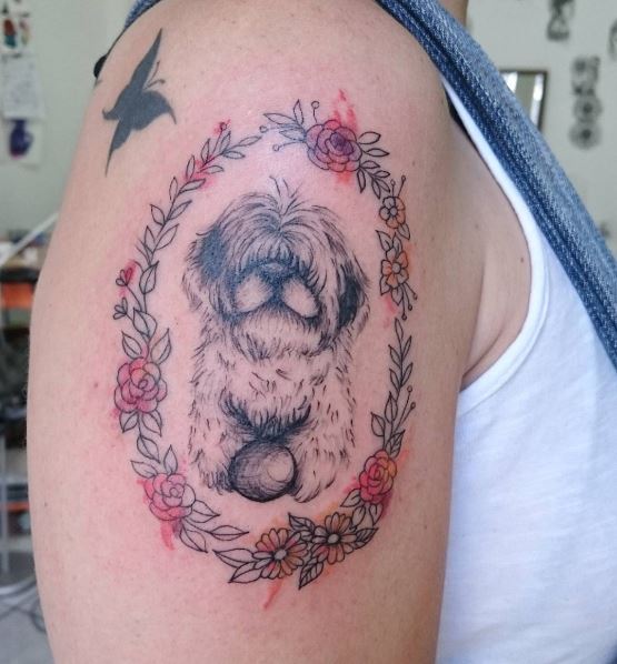 Diseños e ideas de tatuajes de perros brillantes para niñas