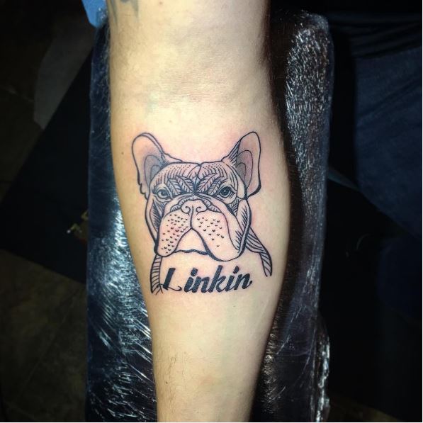 Diseño de tatuajes de bulldog en las manos