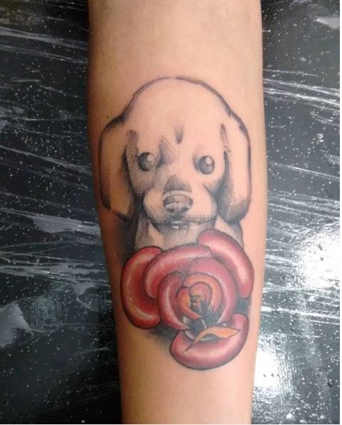 Diseño de tatuajes de dibujo de perro en brazos