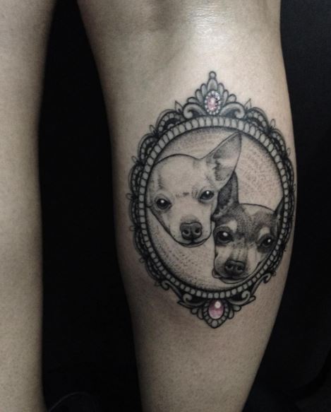 Lindo diseño de tatuajes de perros en las manos