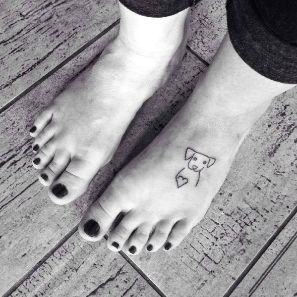 Diseño de tatuajes de línea de perro a pie