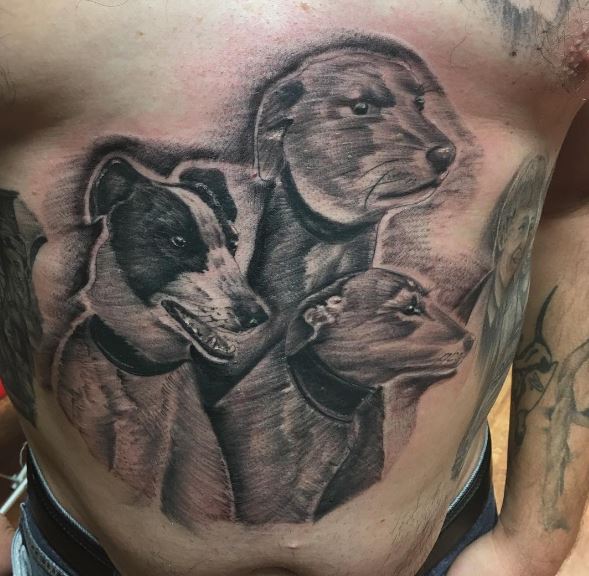 Diseño de tatuajes de perros en el pecho