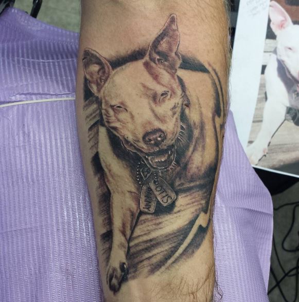 Diseño de tatuajes de perros en el antebrazo