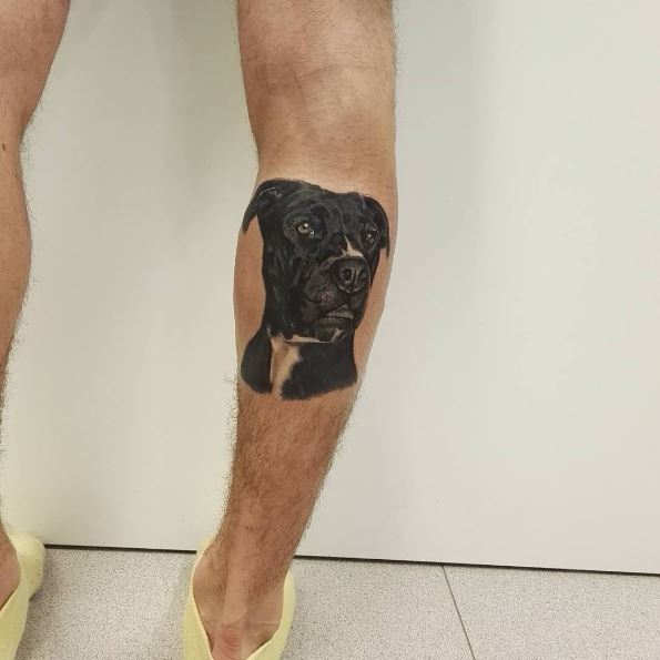 Diseño de tatuajes de perros en las piernas