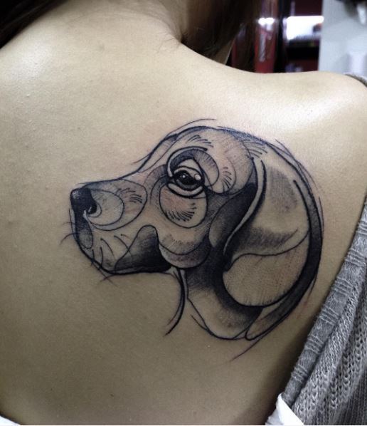 Diseño de tatuajes de perros en la parte trasera de las mujeres