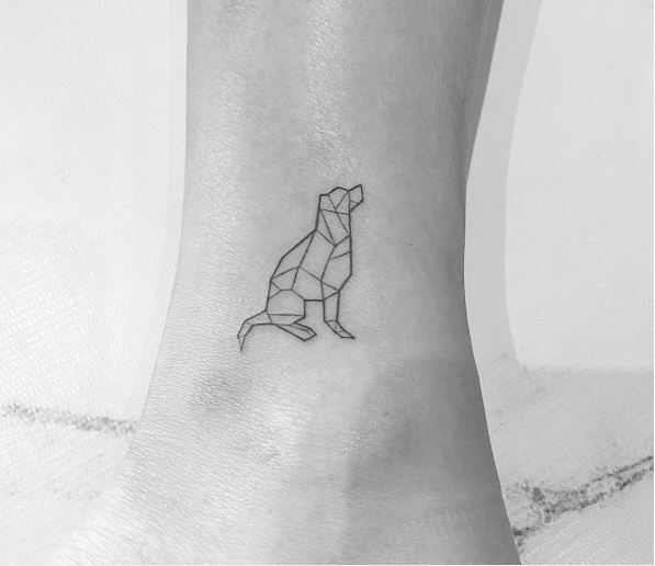 Diseño geométrico de tatuajes de perros en la pierna