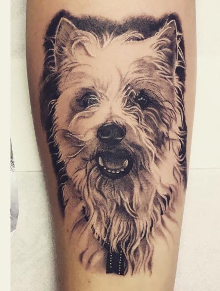 Bonito diseño de tatuajes de perros en las piernas
