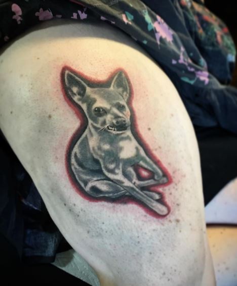 Pequeño diseño de tatuajes de perrito en el muslo
