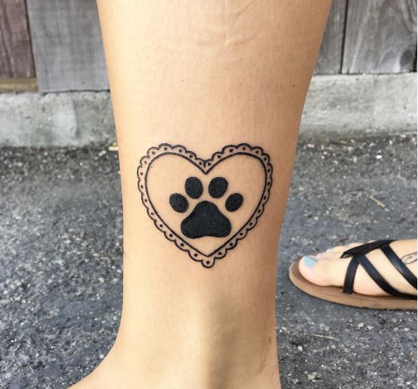 Diseño simple de tatuajes de pies de perro para niñas