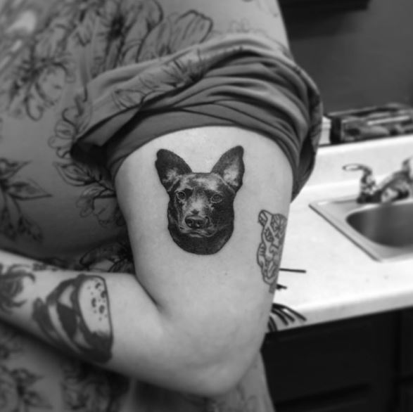 Diseño de tatuajes de perro de cara pequeña