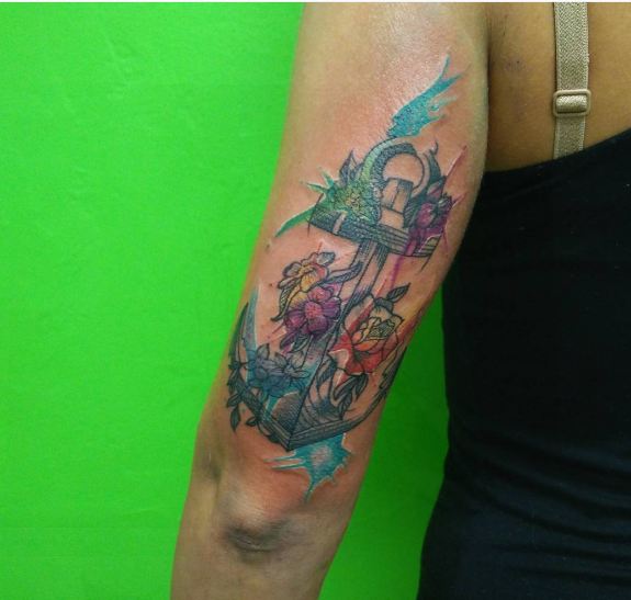 Coloridos tatuajes de ancla estilo boceto