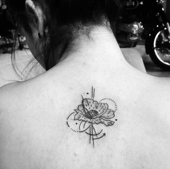 Tatuajes de flores estilo boceto