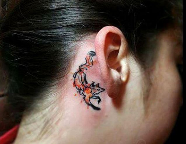 Tatuajes de zorro estilo boceto detrás de la oreja