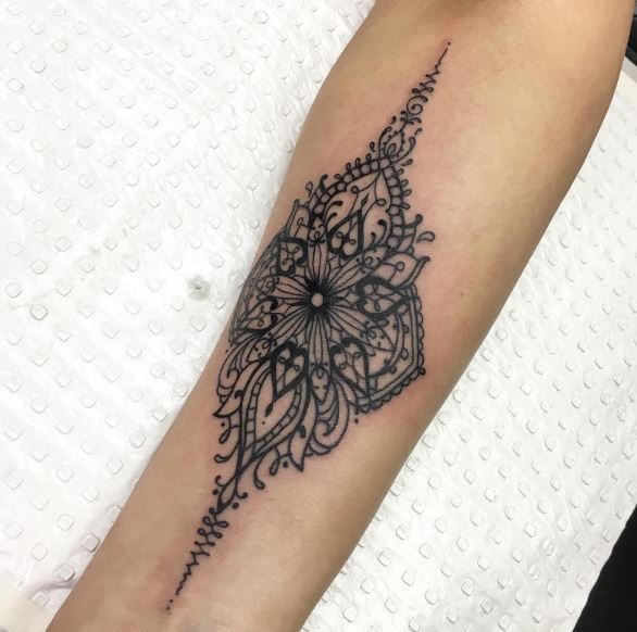 Tatuaje de obra negra en el brazo 1