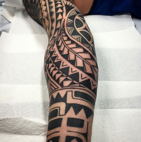 Tatuaje de obra negra en el brazo 25