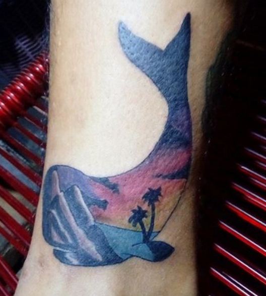 Montaña con tatuajes de ballenas