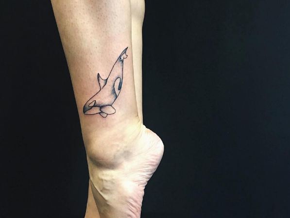 Tatuajes de ballenas en el tobillo