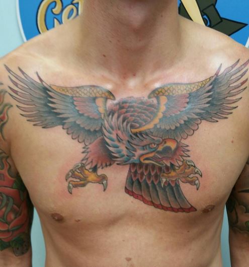 Águila en tatuaje en el pecho 4