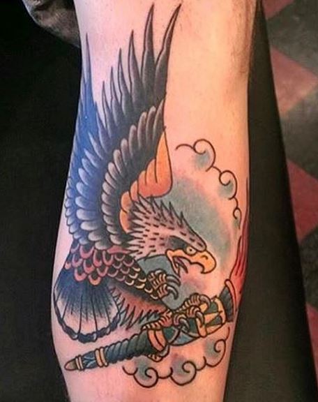 Tatuaje de águila en el brazo 8