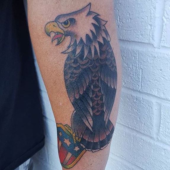Tatuaje de águila en el brazo 9