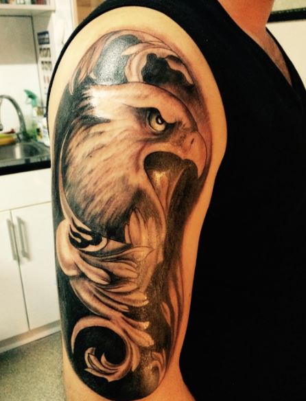 Tatuaje de águila en el brazo 22