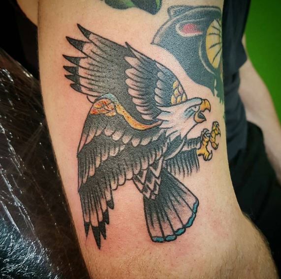 Tatuaje de águila en el brazo 33