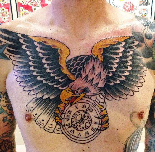 Tatuaje de águila en el pecho 12