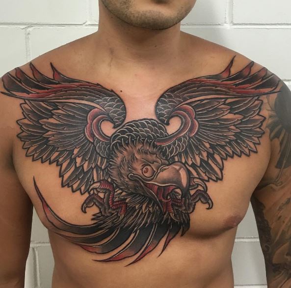 Tatuaje de águila en el pecho