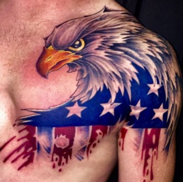 Águila, tatuaje, en, hombro y espalda