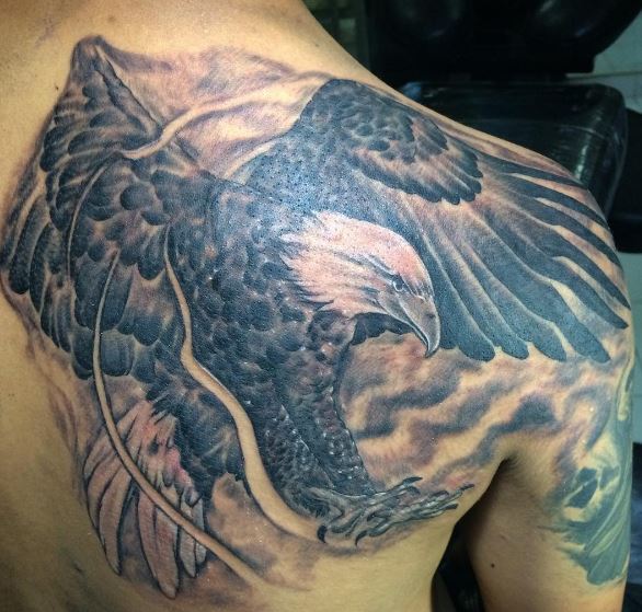 Tatuaje de águila en el hombro 2
