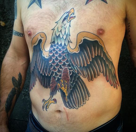 Tatuaje de águila en el estómago y el pecho