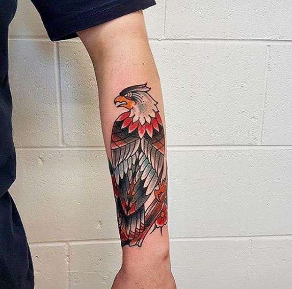 Tatuaje de águila en la muñeca