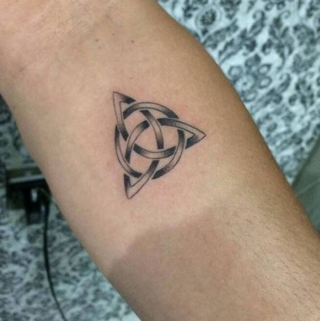 Pequeño tatuaje de mano celta para hombres