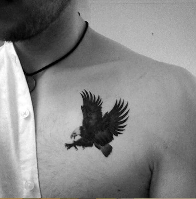 Pequeños tatuajes de águila en el pecho