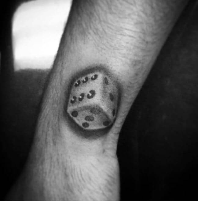 Pequeños tatuajes de dados 3D para hombres