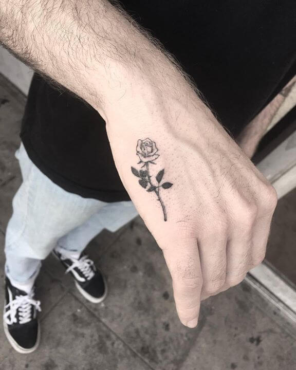 Pequeños Tatuajes De Rosas Para Hombres