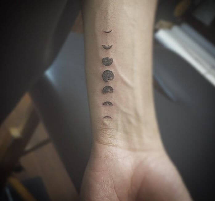 Pequeños Tatuajes De Luna Para Hombres