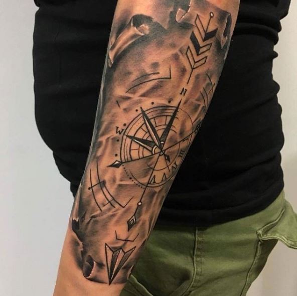 Ideas y diseño de tatuajes náuticos con brújula