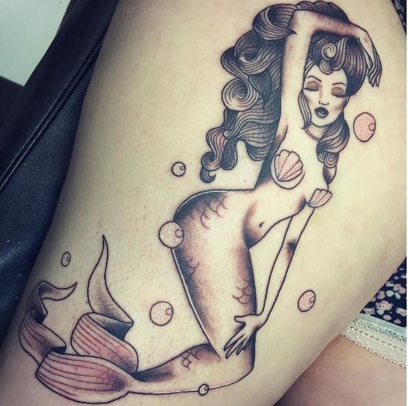 Diseño de tatuajes náuticos de sirena en el muslo