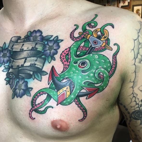 Diseño de tatuajes náuticos de pulpo y ancla en el pecho