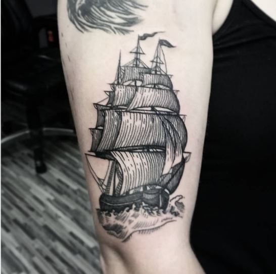 Diseño de tatuajes náuticos de barco en las manos