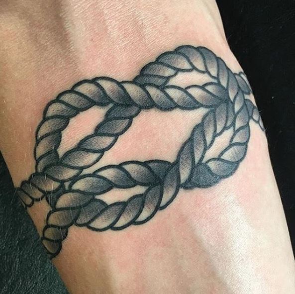 Diseño de tatuajes náuticos simples en las manos