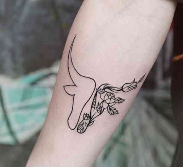 Pequeños diseños de tatuajes de toros simples (6)
