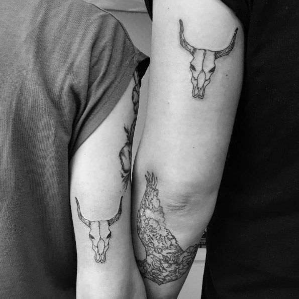 Pequeños diseños de tatuajes de toros simples (22)