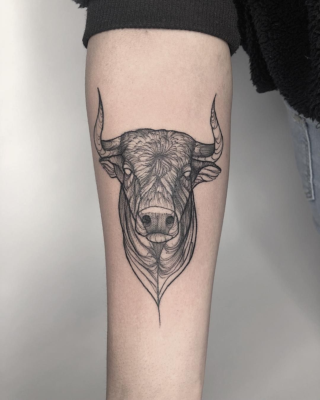 Pequeños diseños de tatuajes de toros simples (25)